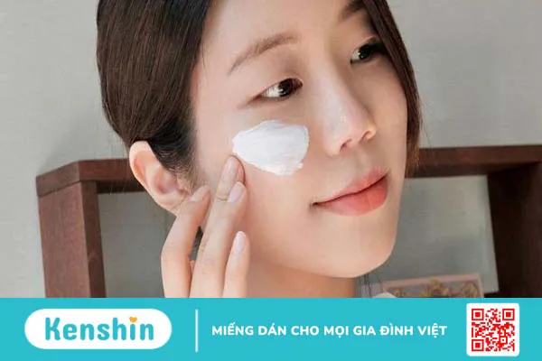 Alpha arbutin dùng sáng hay tối mang lại hiệu quả cao hơn?