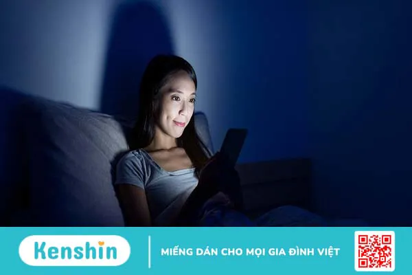 Ánh sáng xanh có làm đen da không? Cách hạn chế ảnh hưởng của ánh sáng xanh đến làn da