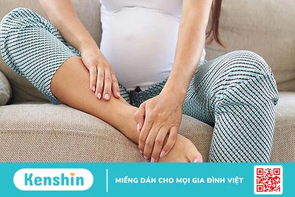 Bà bầu bị phù chân có nên đi bộ không?