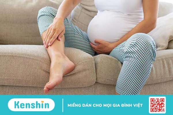 Bà bầu bị phù chân có nên đi bộ không?