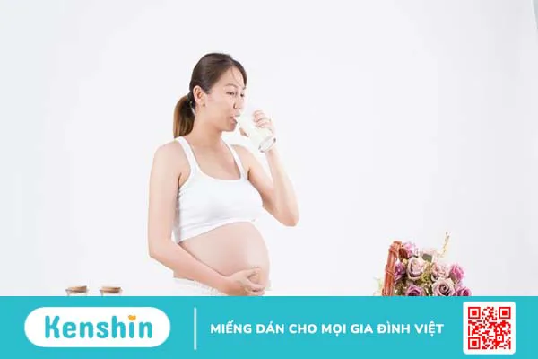 Bà bầu bị phù chân có nên đi bộ không?