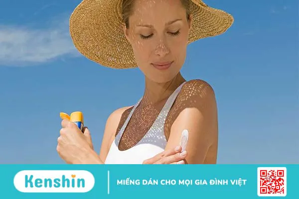 Bôi kem chống nắng bị vón cục phải làm sao?