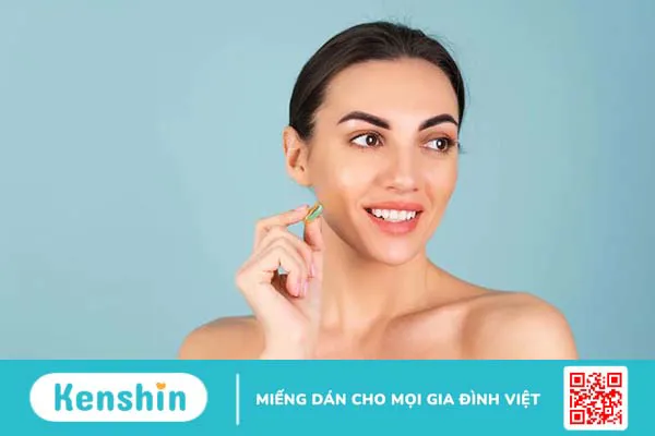 Bôi vitamin E lên mặt có cần rửa lại không?