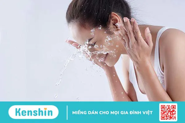 Bôi vitamin E lên mặt có cần rửa lại không?