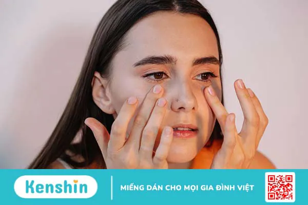 Bôi vitamin E lên mặt có cần rửa lại không?