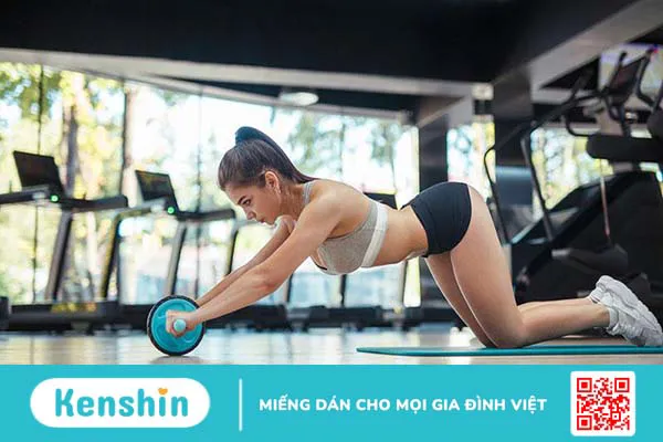 Các bài tập bụng với con lăn cho nữ đơn giản, hiệu quả