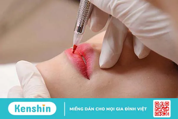 Các dấu hiệu môi bị viêm sau phun