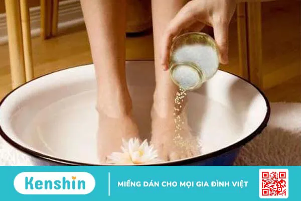 Cách trị mắt cá dưới lòng bàn chân tránh nguy cơ nhiễm trùng