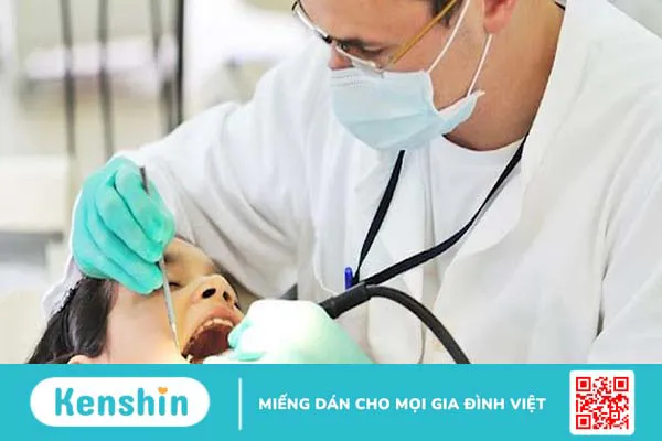 Cắm vít niềng răng có đau không? Những điều bạn cần biết khi niềng răng