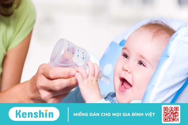 Có nên cho trẻ sơ sinh uống nước hay không?