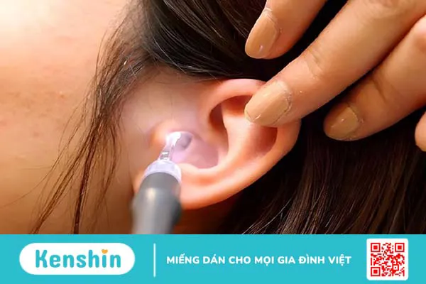 Côn trùng chui vào tai phải làm sao?