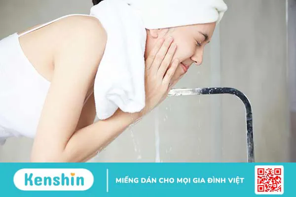 Côn trùng chui vào tai phải làm sao?