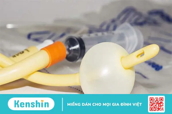 Đặt ống thông tiểu có làm rách màng trinh không?