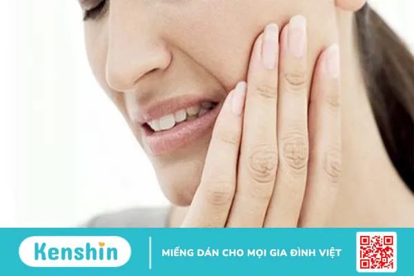 Hay cắn vào má khi ăn do đâu?