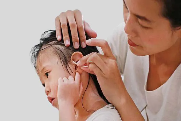 Loại bỏ ráy tai cho trẻ với dung dịch Otosan Natural Ear Drop