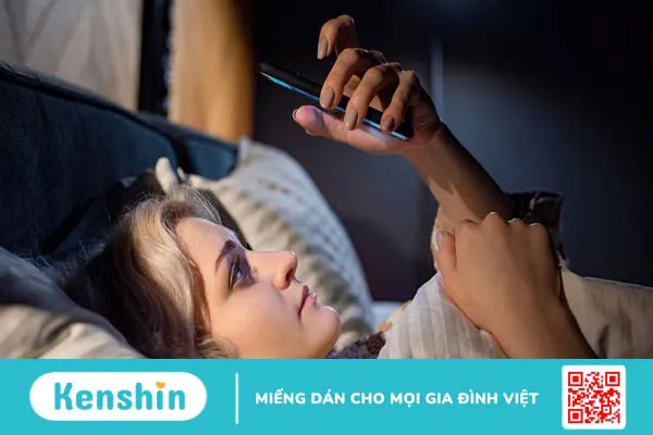 Người không cận có nên đeo kính chống ánh sáng xanh hay không?