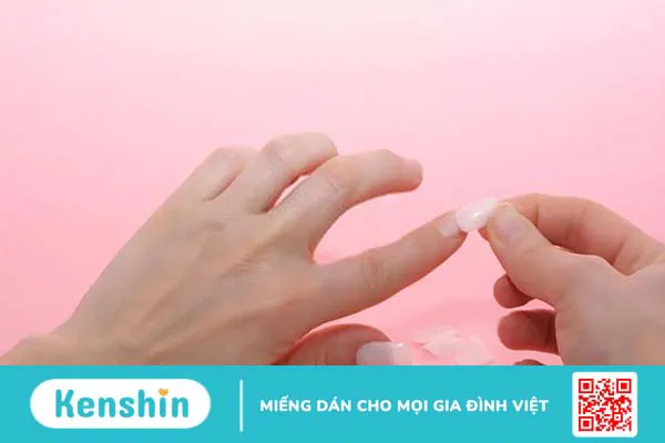 Nguyên nhân và cách khắc phục việc gắn móng giả bị xanh móng