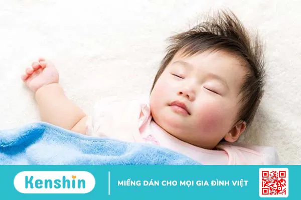 Tuy nhiên, nếu bé ngủ hay lắc đầu kèm một số biểu hiện bất thường thì có thể là do những dấu hiệu bệnh lý ở bên trong cơ thể. Trường hợp này có thể là dấu hiệu nguy hiểm, cha mẹ cần đưa con đi khám, xác định nguyên nhân để có hướng điều trị kịp thời 4