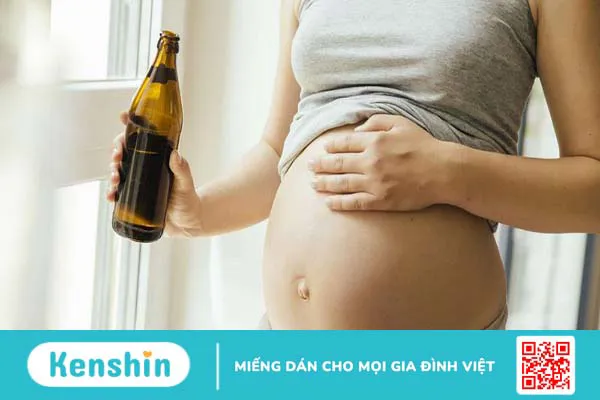 Phải làm khi nếu lỡ uống rượu bia khi mang thai tháng đầu?