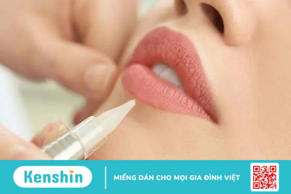 Phun môi xong bị dính nước có sao không?