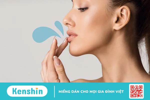 Phun môi xong bị dính nước có sao không?