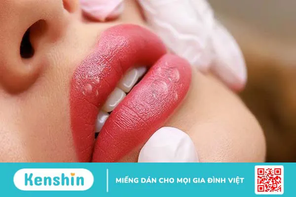 Phun môi xong bị dính nước có sao không?