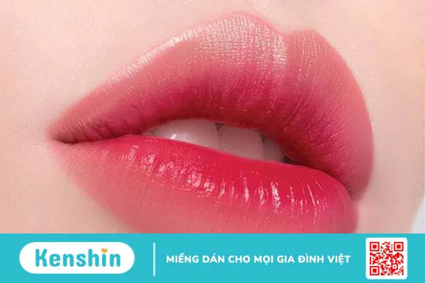 Phun môi xong bị dính nước có sao không?