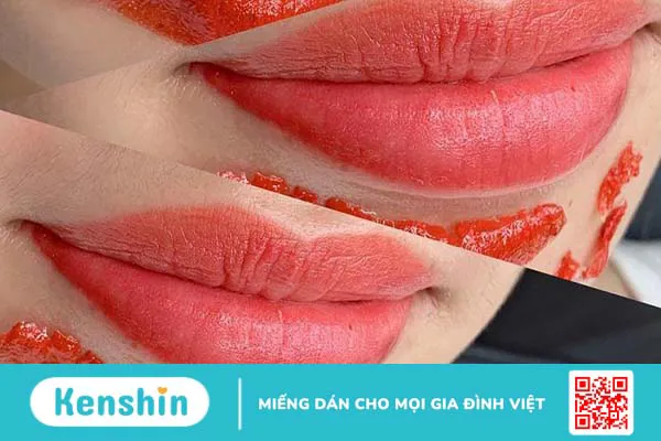 Phun môi xong bị dính nước có sao không?