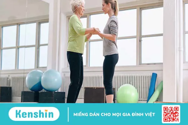 Rối loạn dáng đi ở người già: Nguyên nhân, triệu chứng, cách đánh giá và điều trị