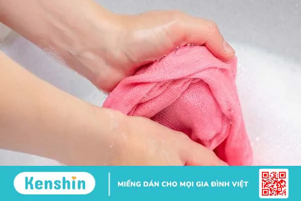 Sau sinh bao lâu thì được giặt quần áo? Những lưu ý khi mẹ sau sinh ở cữ