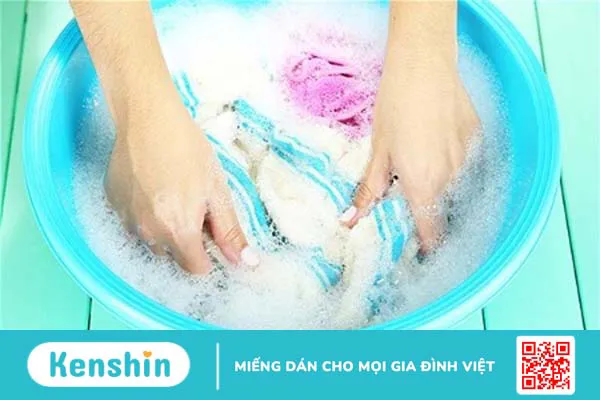 Sau sinh bao lâu thì được giặt quần áo? Những lưu ý khi mẹ sau sinh ở cữ