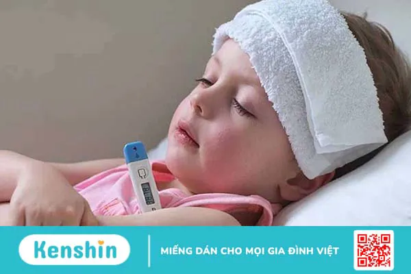 Sốt co giật có nguy hiểm không? Phải làm sao khi trẻ bị sốt cao co giật?