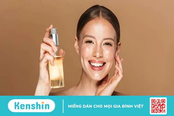 Sử dụng nước hoa hồng có cần rửa lại không?