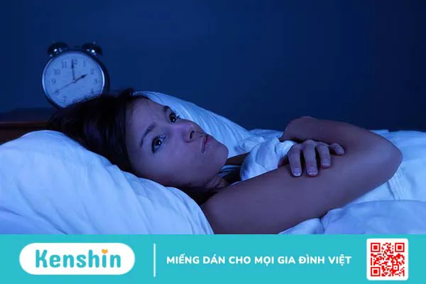 Tại sao bạn thường tỉnh như sáo trước khi chìm vào giấc ngủ?