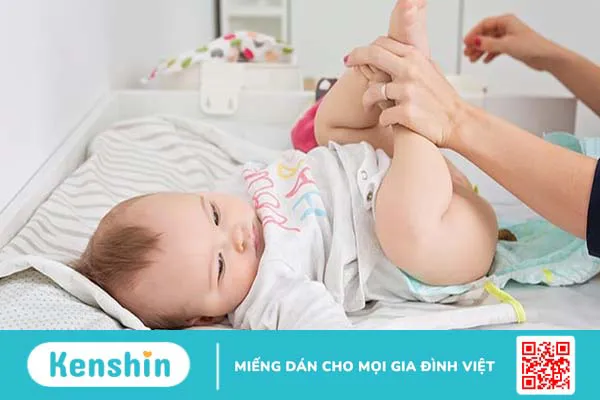 Trẻ 2 tháng tuổi đi ngoài màu xanh rêu: Nguyên nhân và cách xử lý