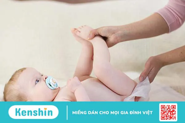 Trẻ 2 tháng tuổi đi ngoài màu xanh rêu: Nguyên nhân và cách xử lý