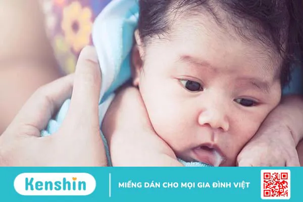 Trẻ 2 tháng tuổi đi ngoài màu xanh rêu: Nguyên nhân và cách xử lý