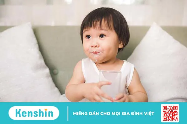 Trẻ 21 tháng biết làm gì? Chế độ dinh dưỡng như thế nào?