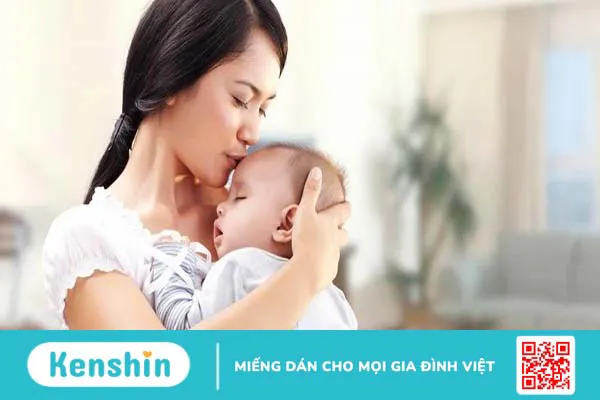 Trẻ 5 tháng bị ngã từ giường xuống đất có sao không?