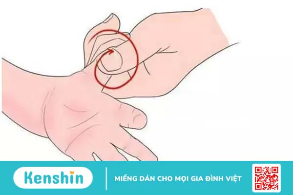 Trẻ sơ sinh có gân xanh ở sống mũi có nguy hiểm không?