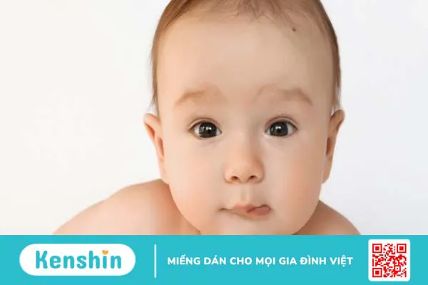 Trẻ sơ sinh hay bặm môi dưới có sao không? Cách trị trẻ hay bặm môi dưới