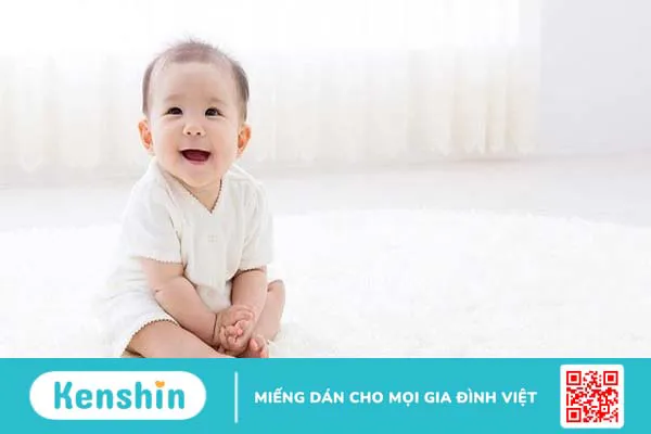 Trẻ sơ sinh mấy tháng biết nhìn theo? Những điều ba mẹ cần biết về sự phát triển thị giác của bé 1