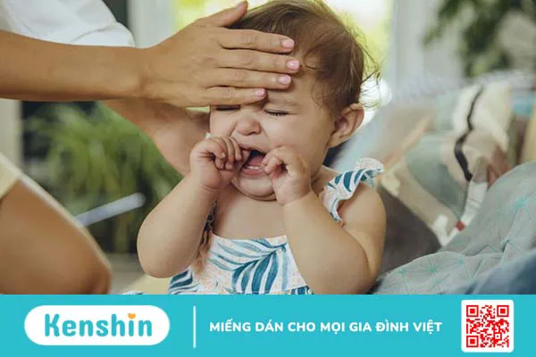 Trẻ sốt mọc răng có nên uống kháng sinh không? Những lưu ý cần biết