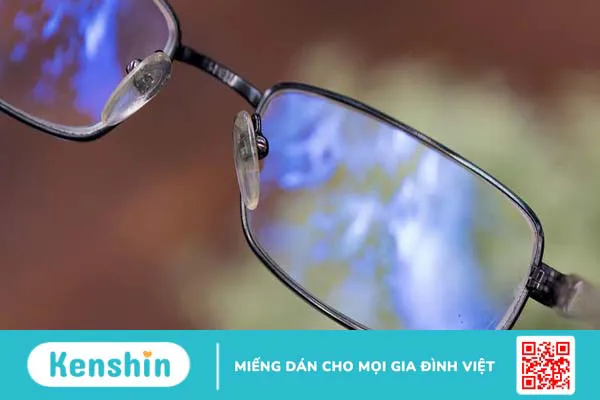 Tròng kính phản quang là gì? Ưu nhược điểm và đối tượng sử dụng