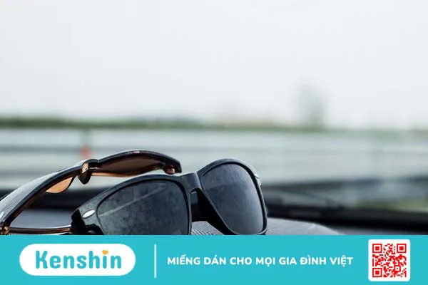 Tròng kính phản quang là gì? Ưu nhược điểm và đối tượng sử dụng