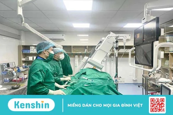 Ưu và nhược điểm của hai phương pháp stent và phẫu thuật bắc cầu