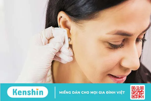 Xỏ khuyên và bấm khuyên cái nào đau hơn? Những nguy cơ nào có thể gặp phải?