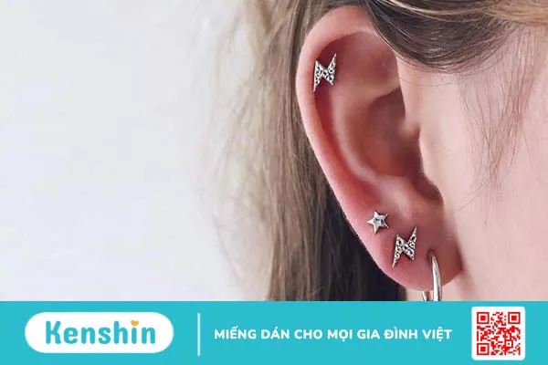 Xỏ khuyên và bấm khuyên cái nào đau hơn? Những nguy cơ nào có thể gặp phải?