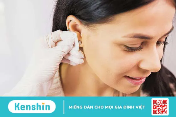 Xỏ khuyên và bấm khuyên cái nào đau hơn? Những nguy cơ nào có thể gặp phải?